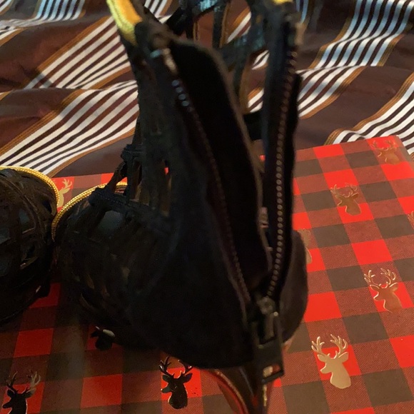 Burberry shoos high heals size 8 . - Picture 3 of 4